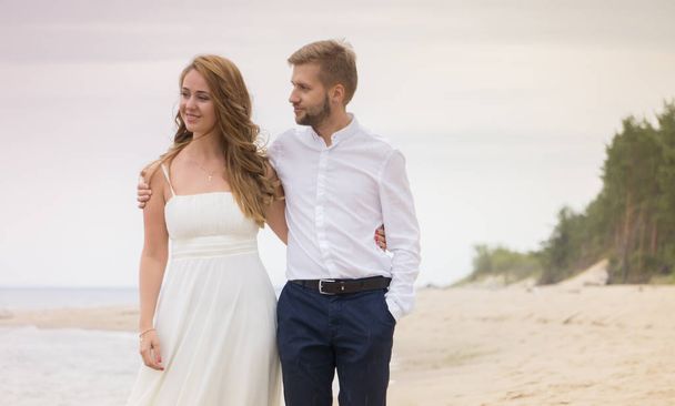 Nuori onnellinen vain aviopari kävelee kädestä bea
 - Valokuva, kuva