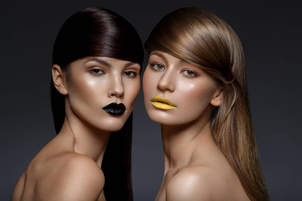 Sarı ve siyah dudak kadınlarla - Fotoğraf, Görsel