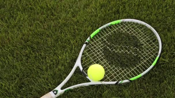 Teniszütőt és labdát a füvön - Felvétel, videó