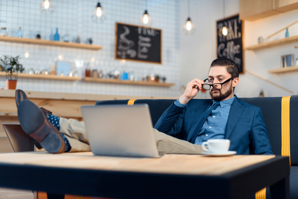 businessman using laptop in cafe - Foto, Imagem