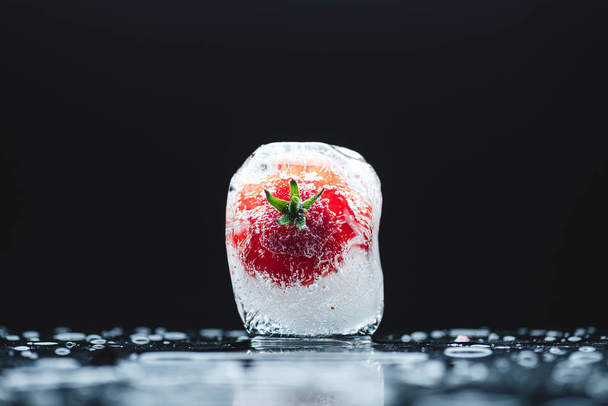 cherry tomato in ice cube - Foto, Imagem