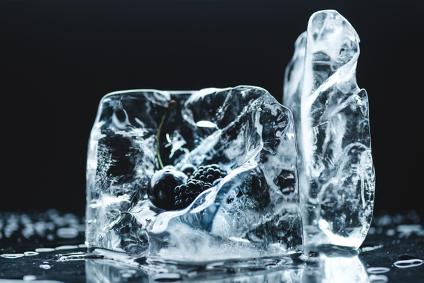 bevroren vruchten in ijsblokjes - Foto, afbeelding