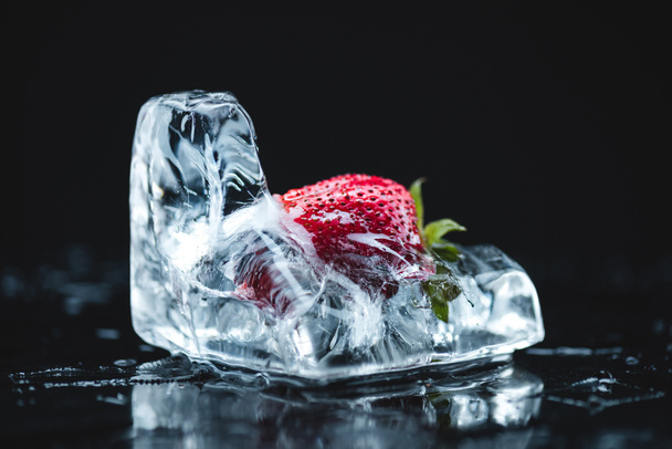 Fragola congelata nel cubetto di ghiaccio
 - Foto, immagini