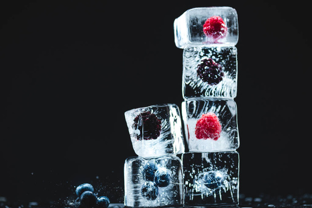 Frutta congelata in cubetti di ghiaccio
 - Foto, immagini