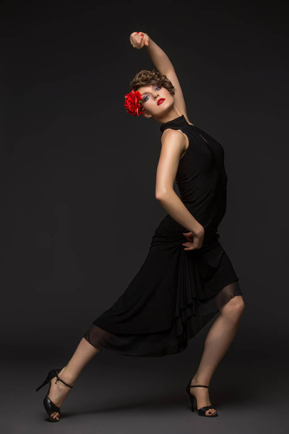 Bailarina en vestido de tango
 - Foto, Imagen