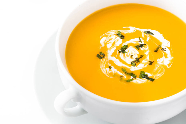 Тыквенный суп в белой миске изолирован на белом фоне
 - Фото, изображение