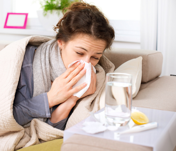 Gripe o frío. Mujer estornuda enferma Soplando la nariz
 - Foto, Imagen