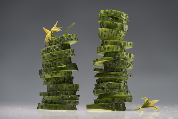 twee stapels van gesneden komkommers - Foto, afbeelding