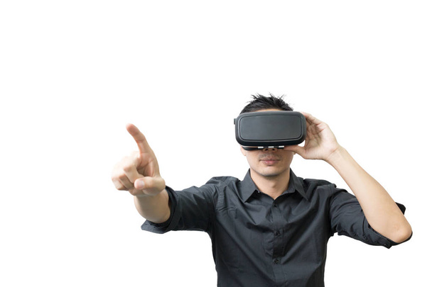 Nuori mies käyttää VR kuulokkeet ja kokea virtuaalitodellisuus eristetty valkoisella taustalla
  - Valokuva, kuva