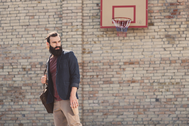 hombre posando en el patio de baloncesto
 - Foto, Imagen