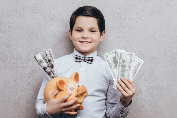 child holding piggy bank - Zdjęcie, obraz