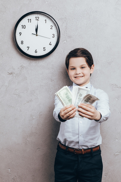 smiling child showing money - Фото, изображение