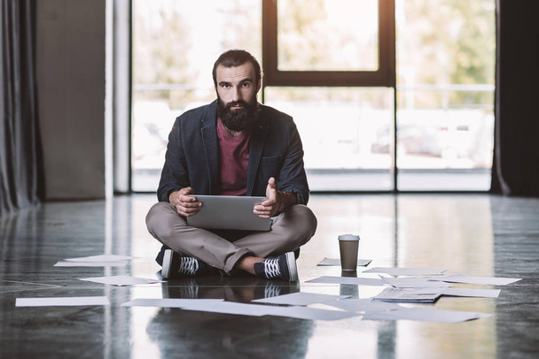 podnikatel s notebookem sedět na podlaze - Fotografie, Obrázek