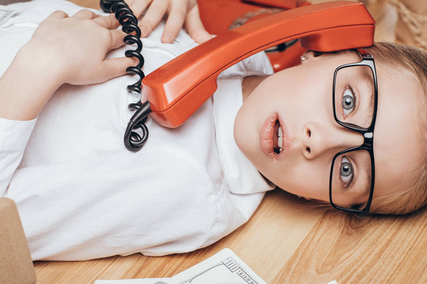 Kind mit Telefonschlauch am Arbeitsplatz - Foto, Bild