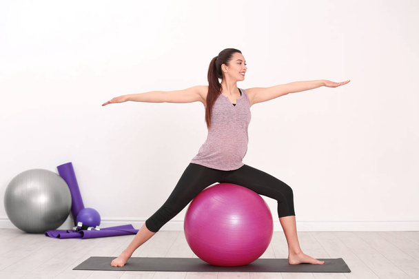 Young pregnant woman training in gym. Health concept - Foto, immagini