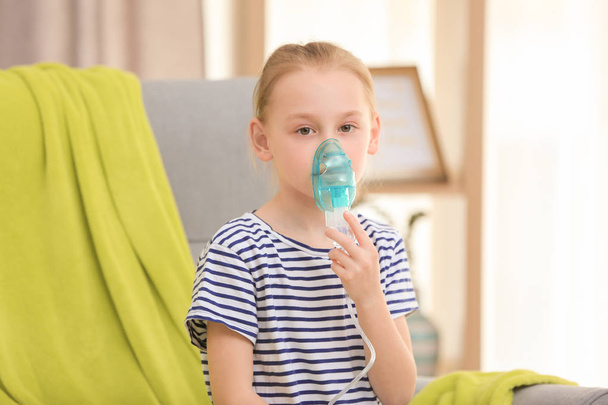 Girl using asthma machine at home - Фото, зображення
