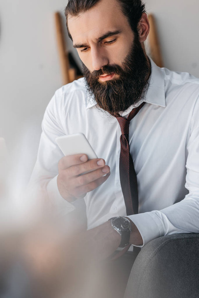 Бородатый бизнесмен с помощью смартфона
 - Фото, изображение
