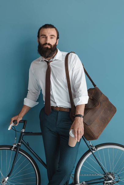 hombre de negocios con bicicleta vintage
 - Foto, imagen