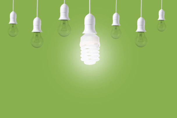 diferença lâmpada no fundo verde. conceito de novas ideias
  - Foto, Imagem