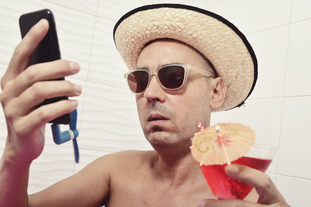uomo con un ventilatore collegato al suo smartphone
 - Foto, immagini