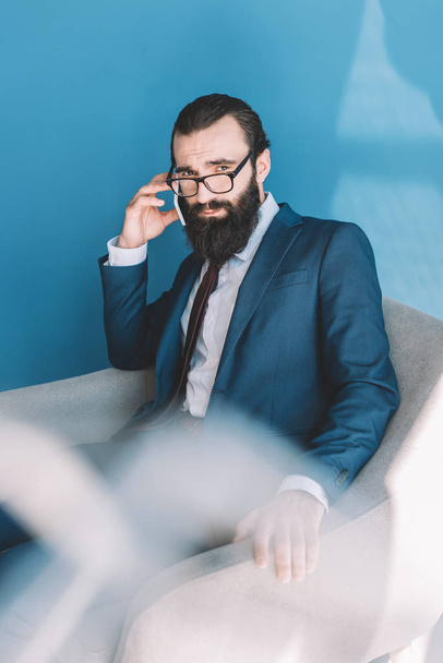 бородатий бізнесмен розмовляє по телефону
 - Фото, зображення