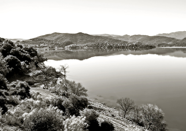 Jezioro otoczone górami - Zdjęcie, obraz