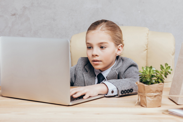 kid with laptop at workplace - Foto, Bild