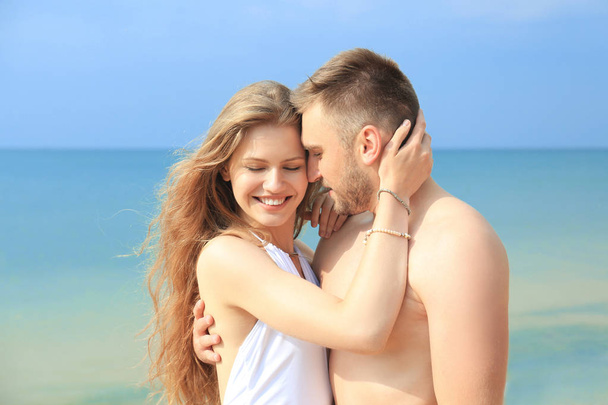Young couple on seashore - Foto, Imagem