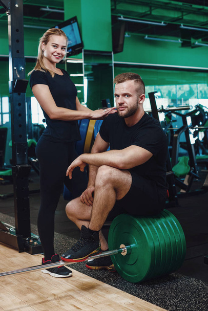 Sportliches Paar beim Turnen im Fitnessstudio - Foto, Bild