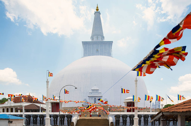 Ruwanwelisaya stupa ad Anuradhapura, Sri Lanka
. - Foto, immagini