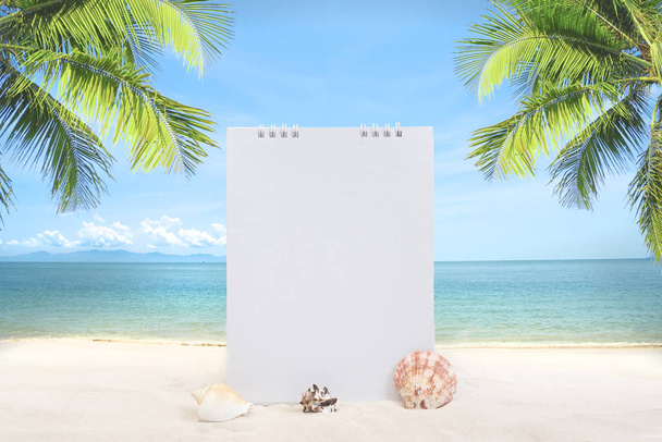 Letní písečná pláž s prázdné bílé stěně makety a kokos strom - Fotografie, Obrázek