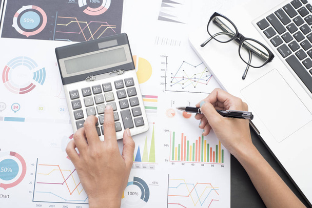 contable de negocios con gráfico de documentos financieros y calculadora
 - Foto, Imagen