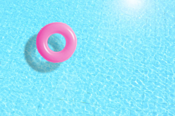 anello piscina rosa galleggiante in acqua blu
.  - Foto, immagini