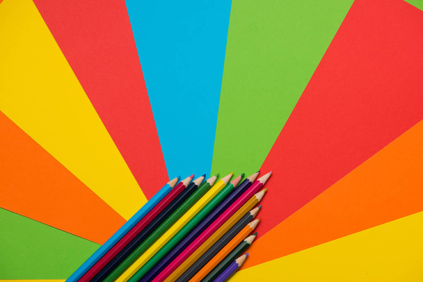 Çok renkli arka plan üzerinde renkli kalemler - Fotoğraf, Görsel