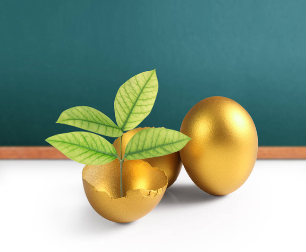 χρυσό αυγό του Πάσχα απομονωμένο - Φωτογραφία, εικόνα