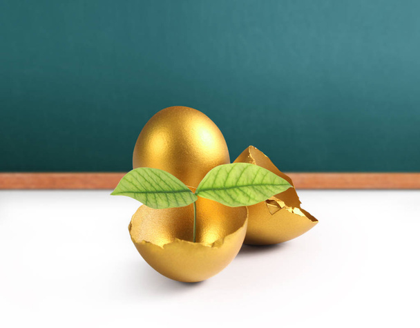 Huevo de Pascua dorado aislado
 - Foto, Imagen