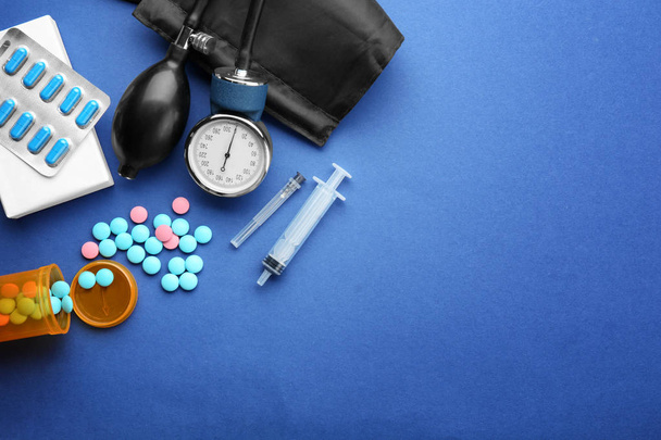 Gesundheitskonzept. Komposition mit Pillen und Medikamenten auf blauem Hintergrund - Foto, Bild