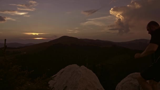 bieganie po górach o zachodzie słońca - Materiał filmowy, wideo