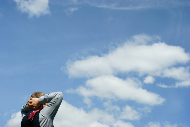 Бизнес-отдых бизнесмена и голубое небо
 - Фото, изображение