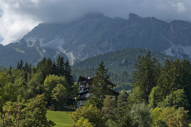 Podzimní corso Italia, rezidenční čtvrti ve městě Cortina d'Ampezzo s louky a hory, Dolomit, Alpy, Veneto - Fotografie, Obrázek