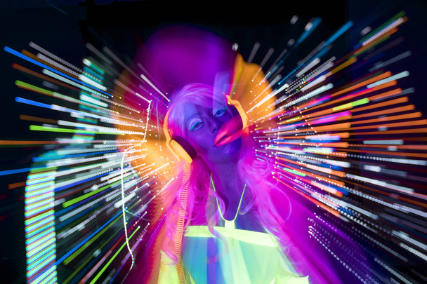 uv λάμψη νέον σέξι ντίσκο cyber γυναικεία κούκλα - Φωτογραφία, εικόνα