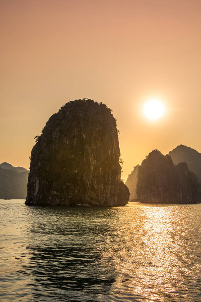 Romantický Halong bay slunce nad vápencové skály, Vietnam - Fotografie, Obrázek