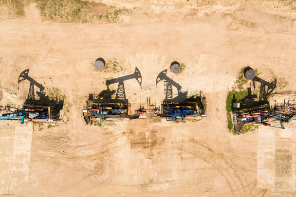 Ряд нафтових викидів
 - Фото, зображення