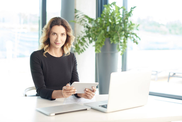 businesswoman using digital tablet - Zdjęcie, obraz