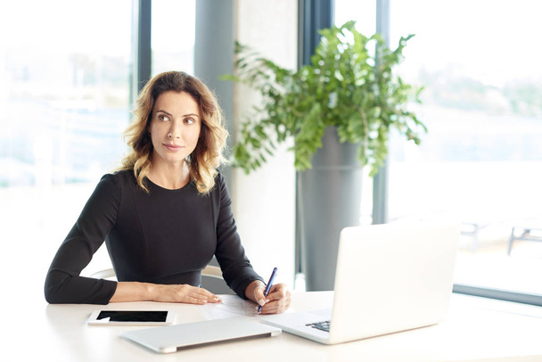 businesswoman sitting at laptops - Zdjęcie, obraz