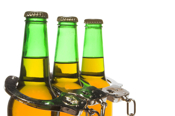 pivo, klíče a pouta - opilý jízdní koncept - Fotografie, Obrázek