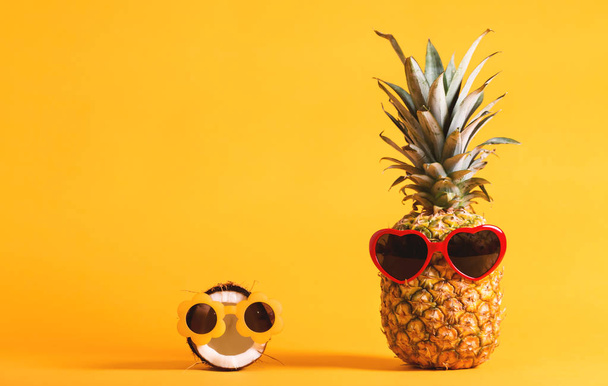 Pineapple and coconut wearing sunglasses - Foto, imagen