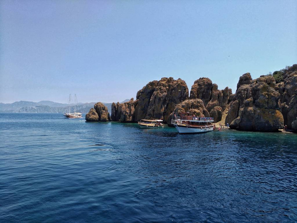 Dislice Adasi Island (Turkki), kivinen panoraama. Tämä alue Egeanmerellä erittäin suosittu matkailijoiden keskuudessa
 - Valokuva, kuva