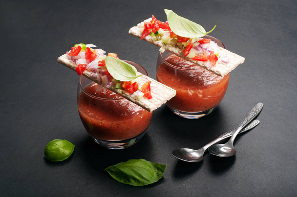 Cold soup 'gazpacho' from tomatoes, onions, peppers, cucumbers, hot sauce, olive oil and spices in a glass. Vegetarian, vegan concept. Spanish cuisine - Foto, Imagem