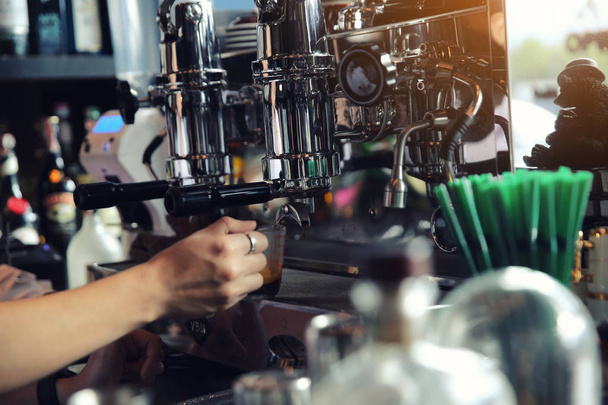 Barista kávézó így kávé elkészítése a bár, szolgáltatási koncepció - Fotó, kép